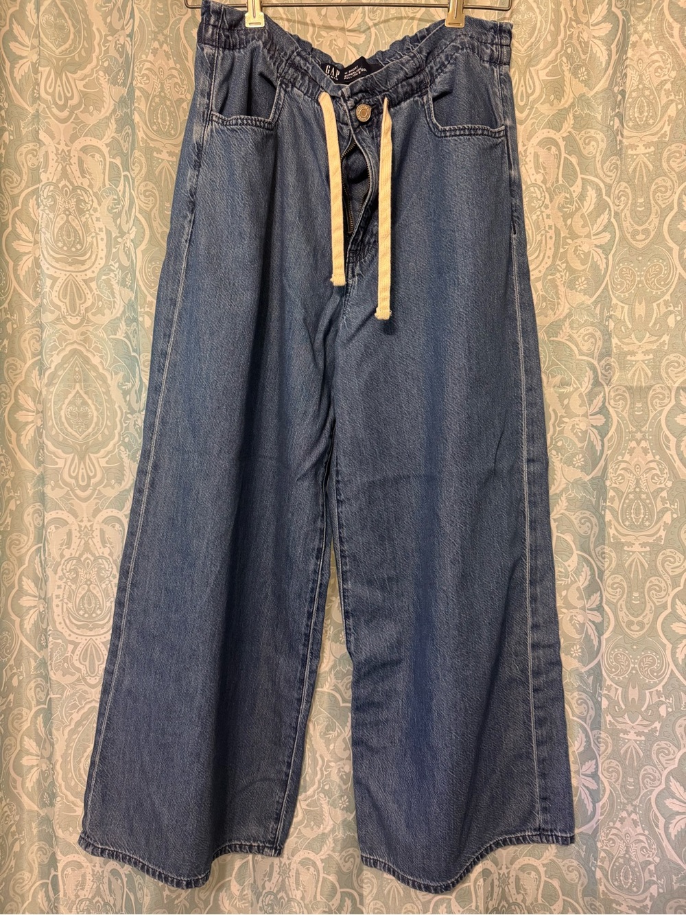 GAP Relaxed Wide-Leg Drawstring Jeans in Blue with Cream Tie